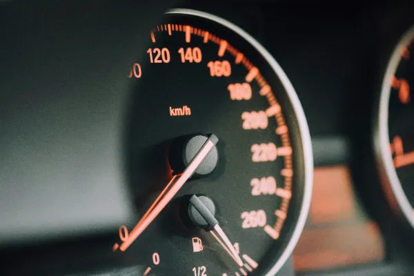 260km/hまで刻まれた車のスピードメーターのクローズアップ