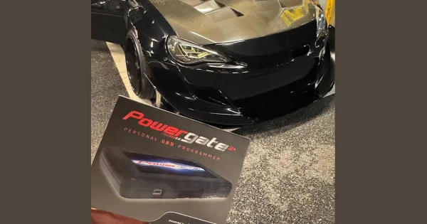 黒いトヨタGT86の前に置かれたリモートツール「PowerGate3」のパッケージ