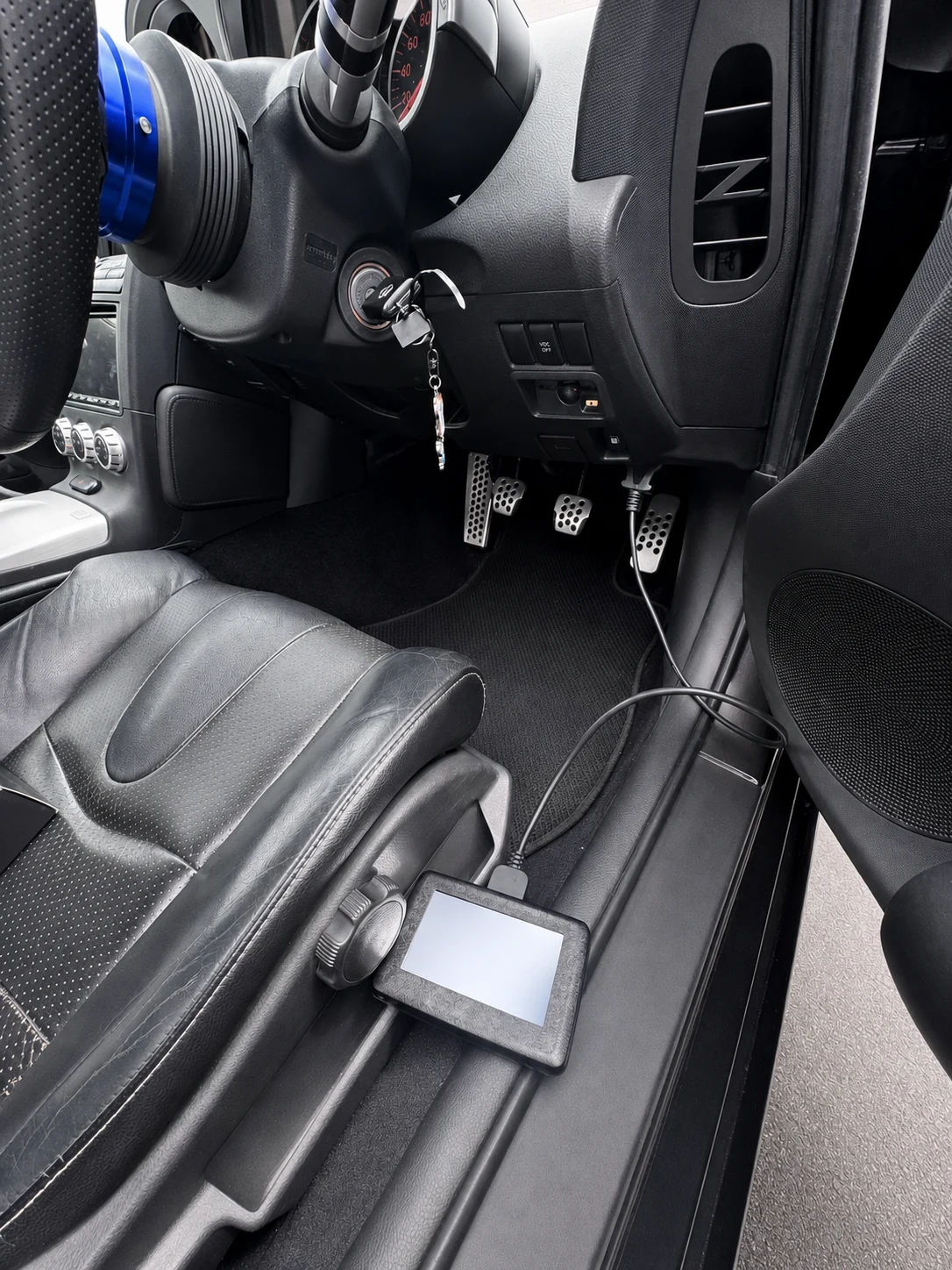 フェアレディZ Z33の車内でPowerGate3を接続している様子